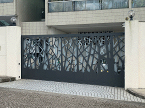 Curved slide gate