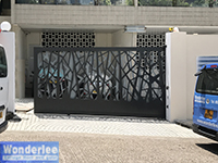 Uphill slide gate