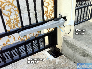 LiftMaster SCS 300 electric swing gate operator